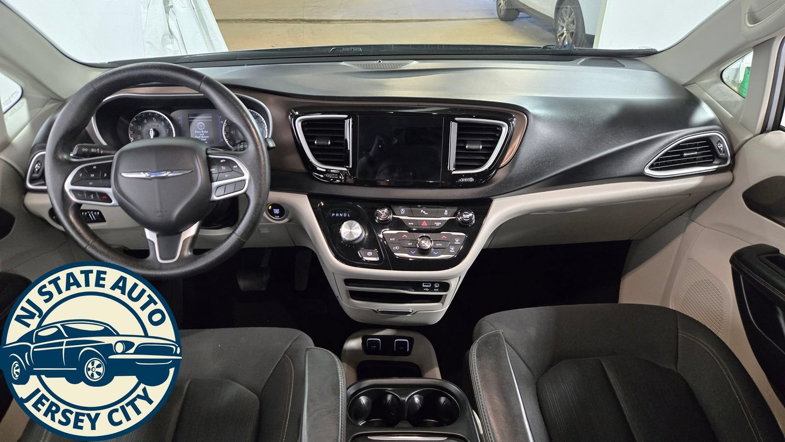 Used 2019 Chrysler Pacifica Touring Plus w/ Tire & Wheel Group FWD image 27