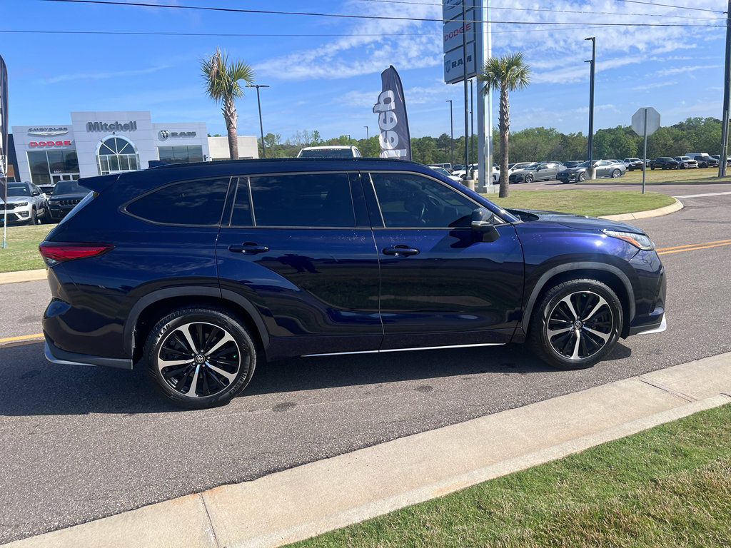 Used 2022 Toyota Highlander XSE image 3