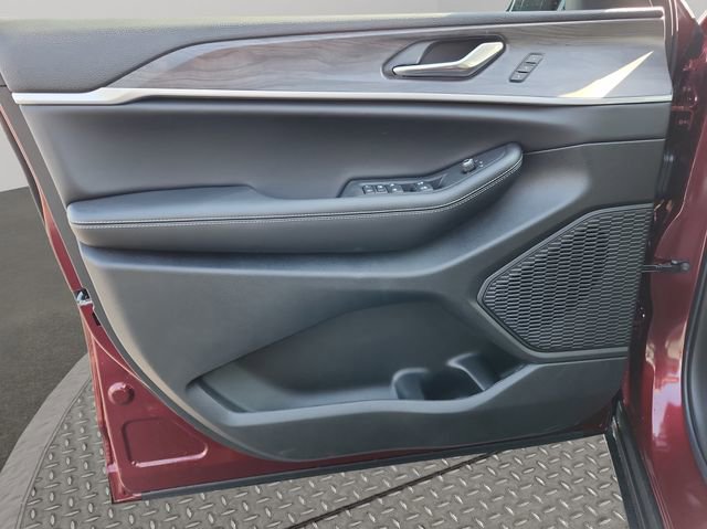 New 2025 Jeep Grand Cherokee Limited image 32