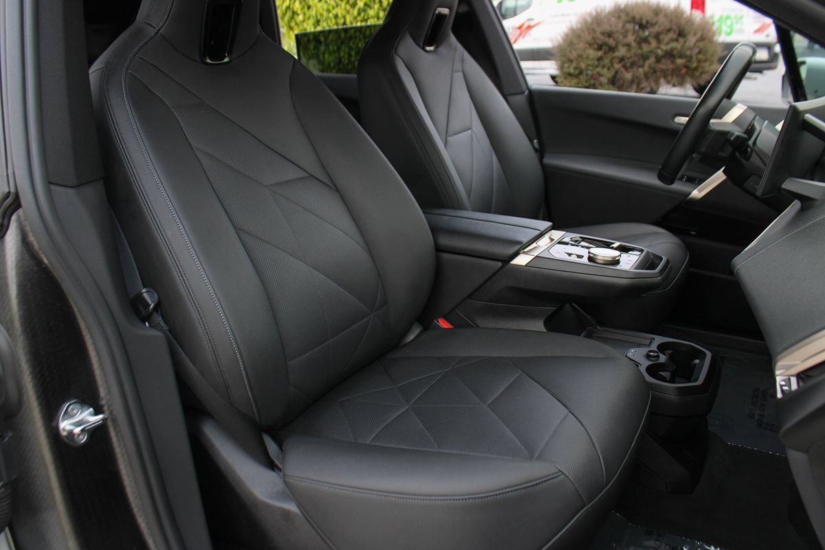 Used 2024 BMW iX xDrive50 w/ Premium Package AWD/4WD image 21