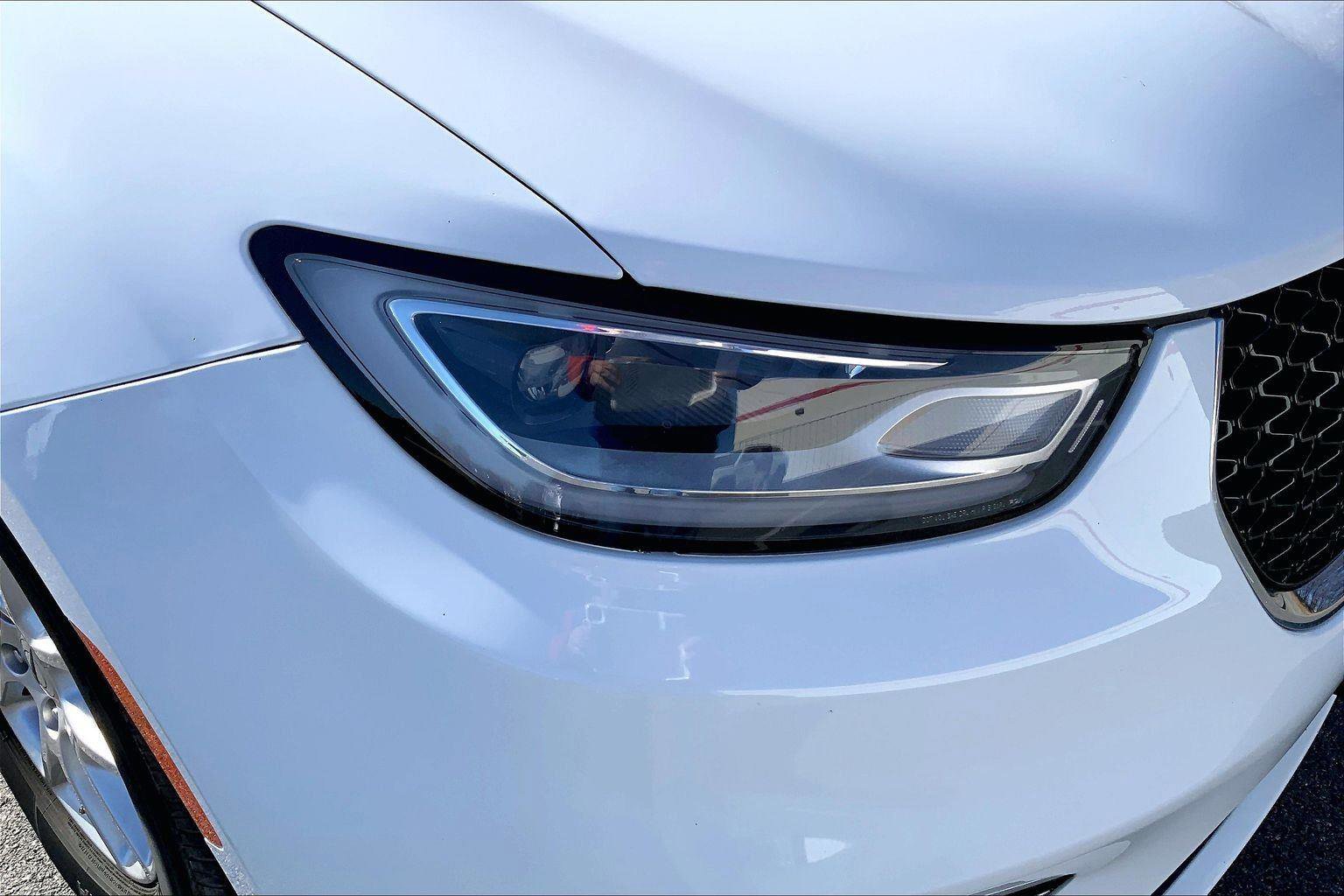 Used 2023 Chrysler Pacifica Touring-L image 25