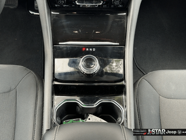 Used 2023 Jeep Grand Cherokee Laredo AWD/4WD image 17
