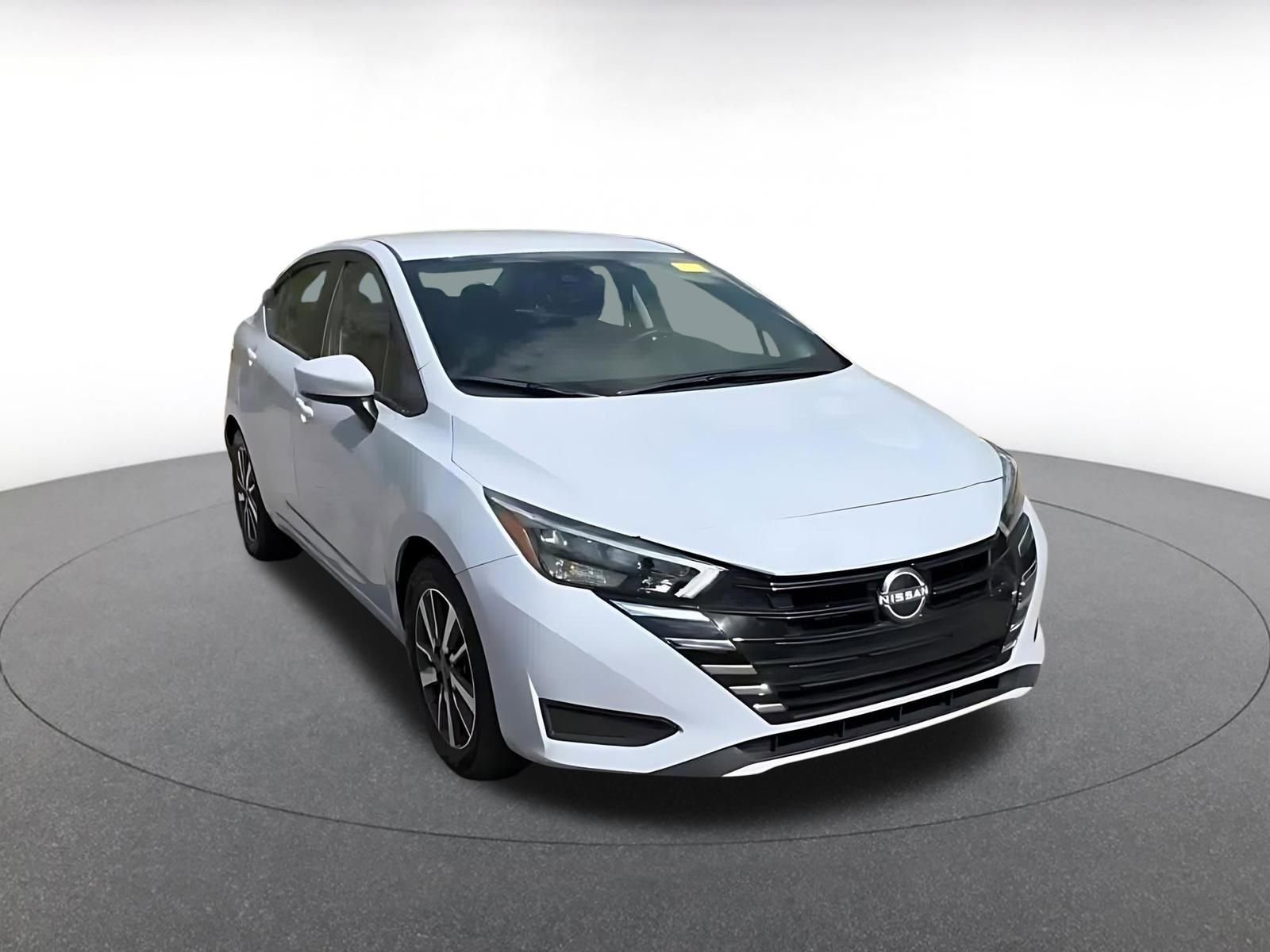 Used 2025 Nissan Versa SV image 3