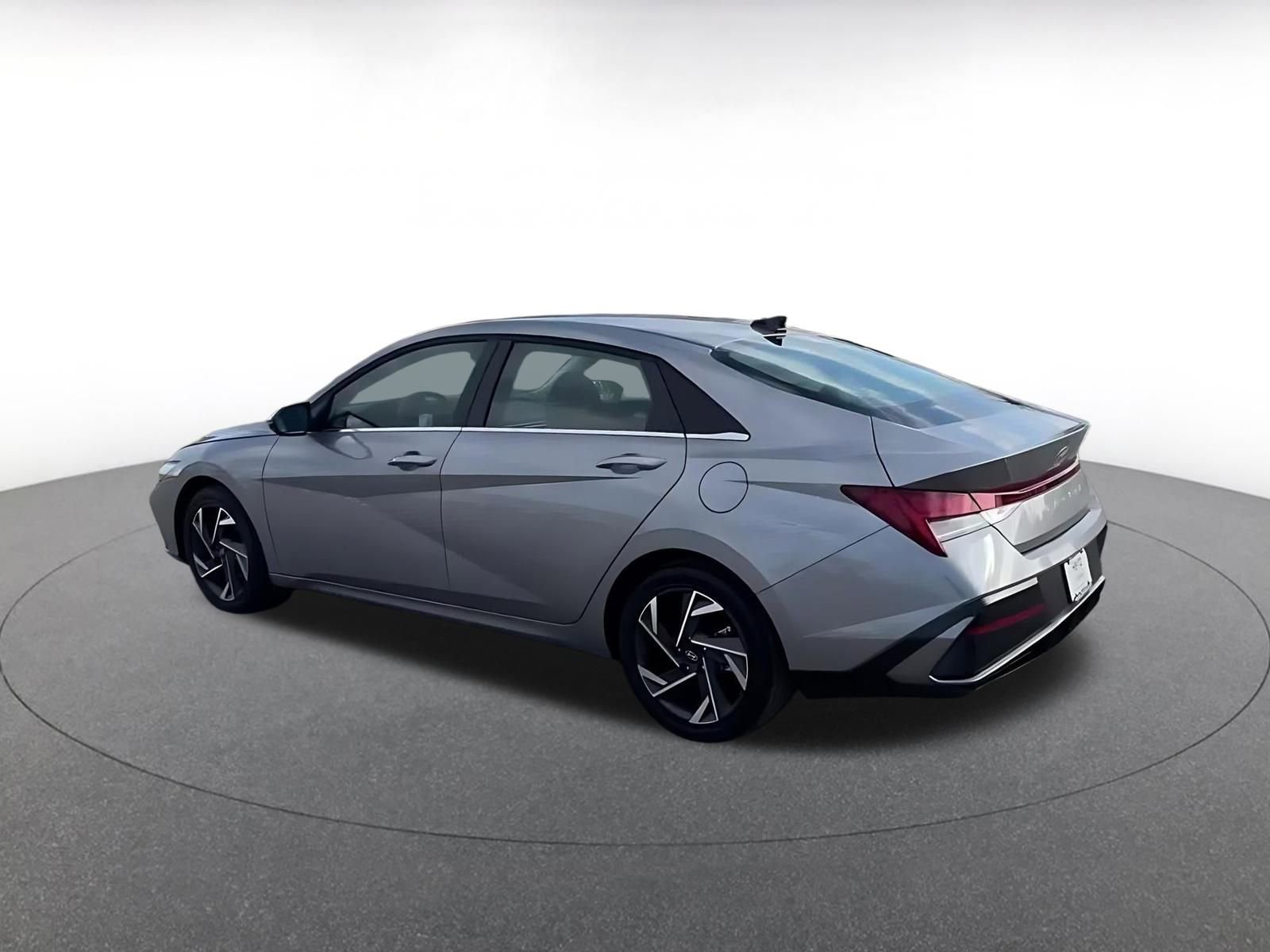 Used 2025 Hyundai Elantra Limited image 10