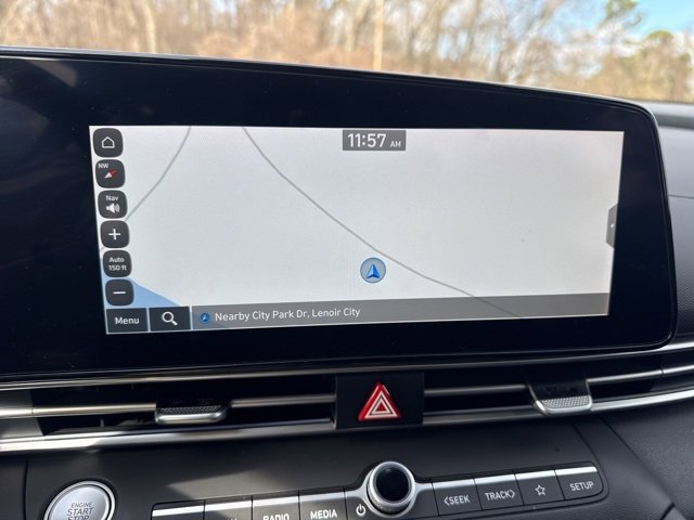 Used 2025 Hyundai Elantra SEL image 18