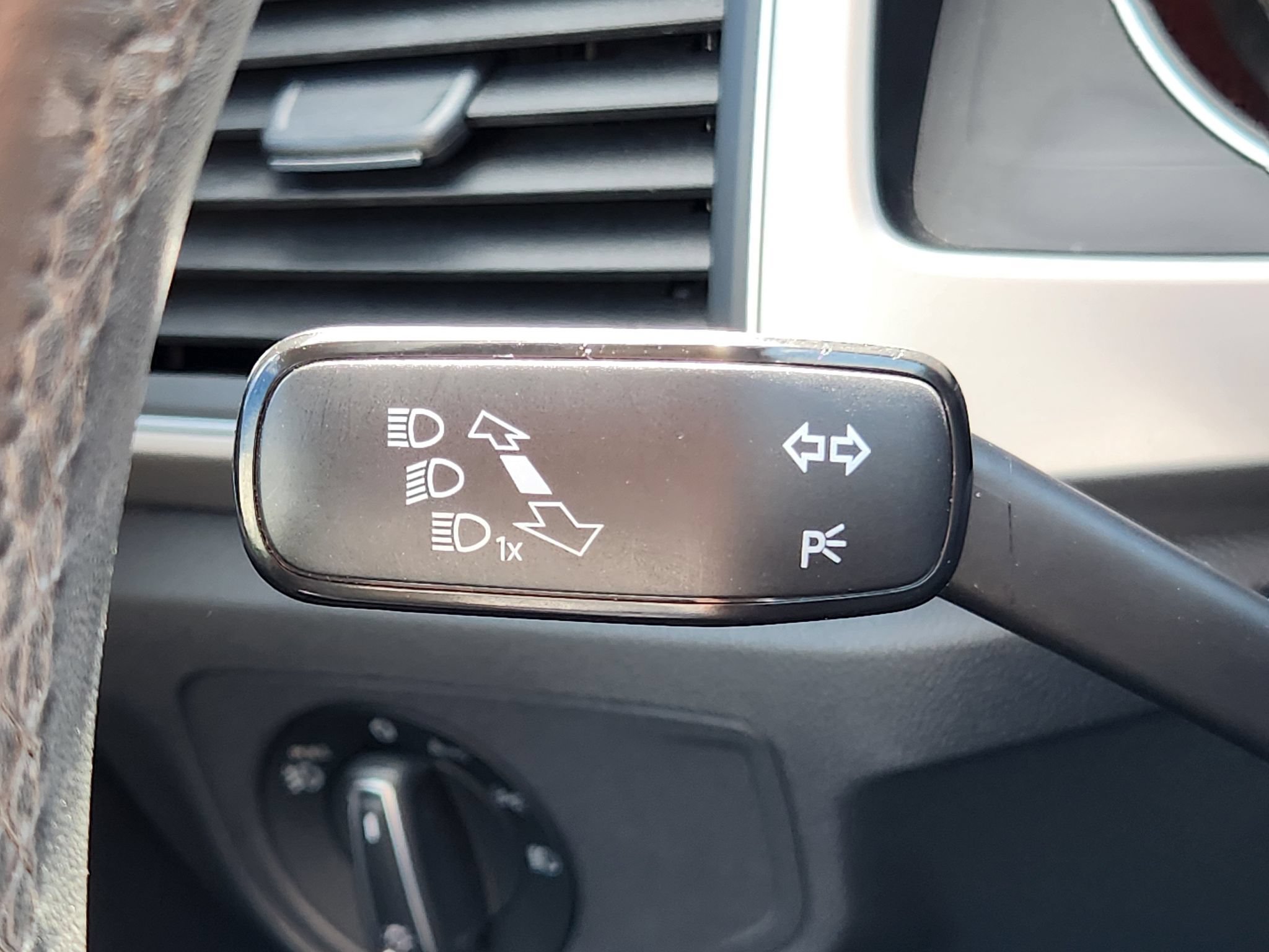 Used 2019 Volkswagen Atlas SE w/ Towing Package FWD image 34