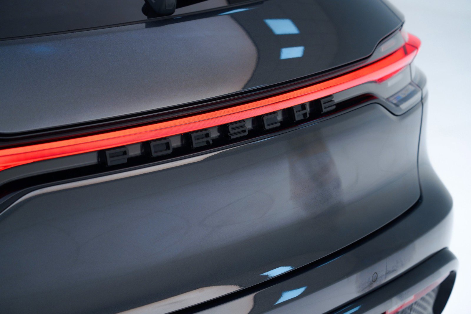 Certified 2025 Porsche Macan AWD/4WD image 11