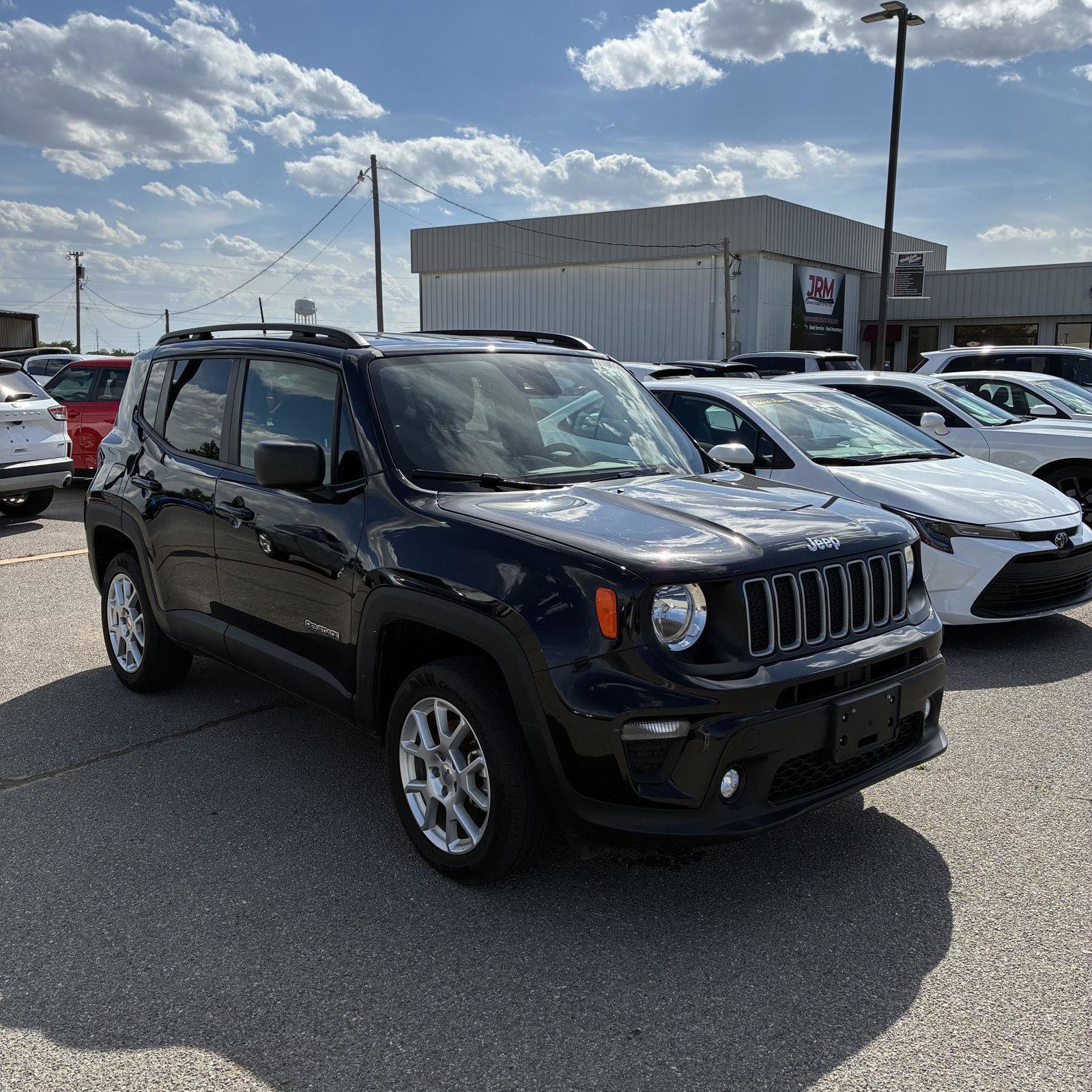 Used 2023 Jeep Renegade Latitude w/ Premium Group image 3