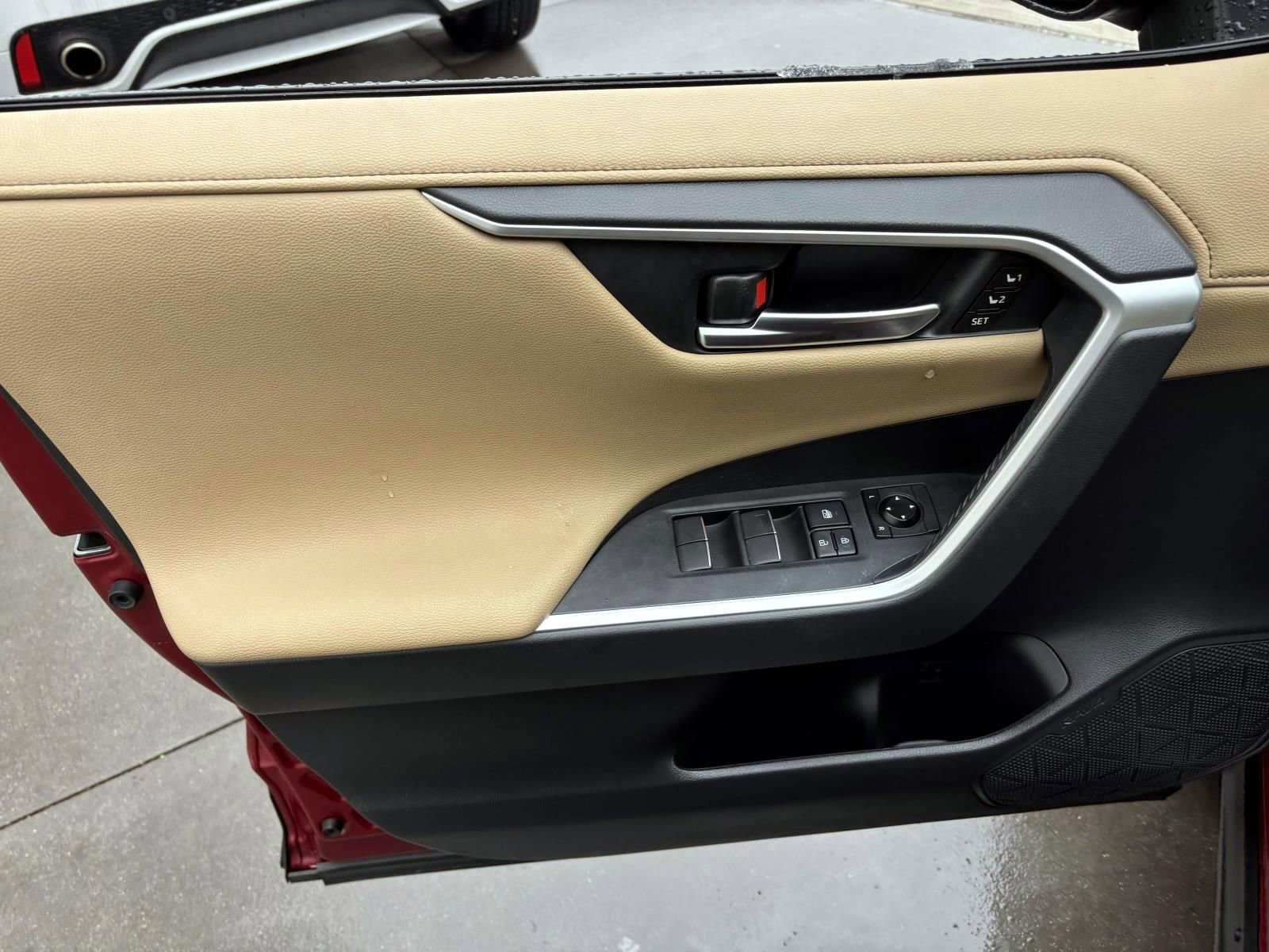 Used 2019 Toyota RAV4 Limited w/ Advanced Technology Package image 11