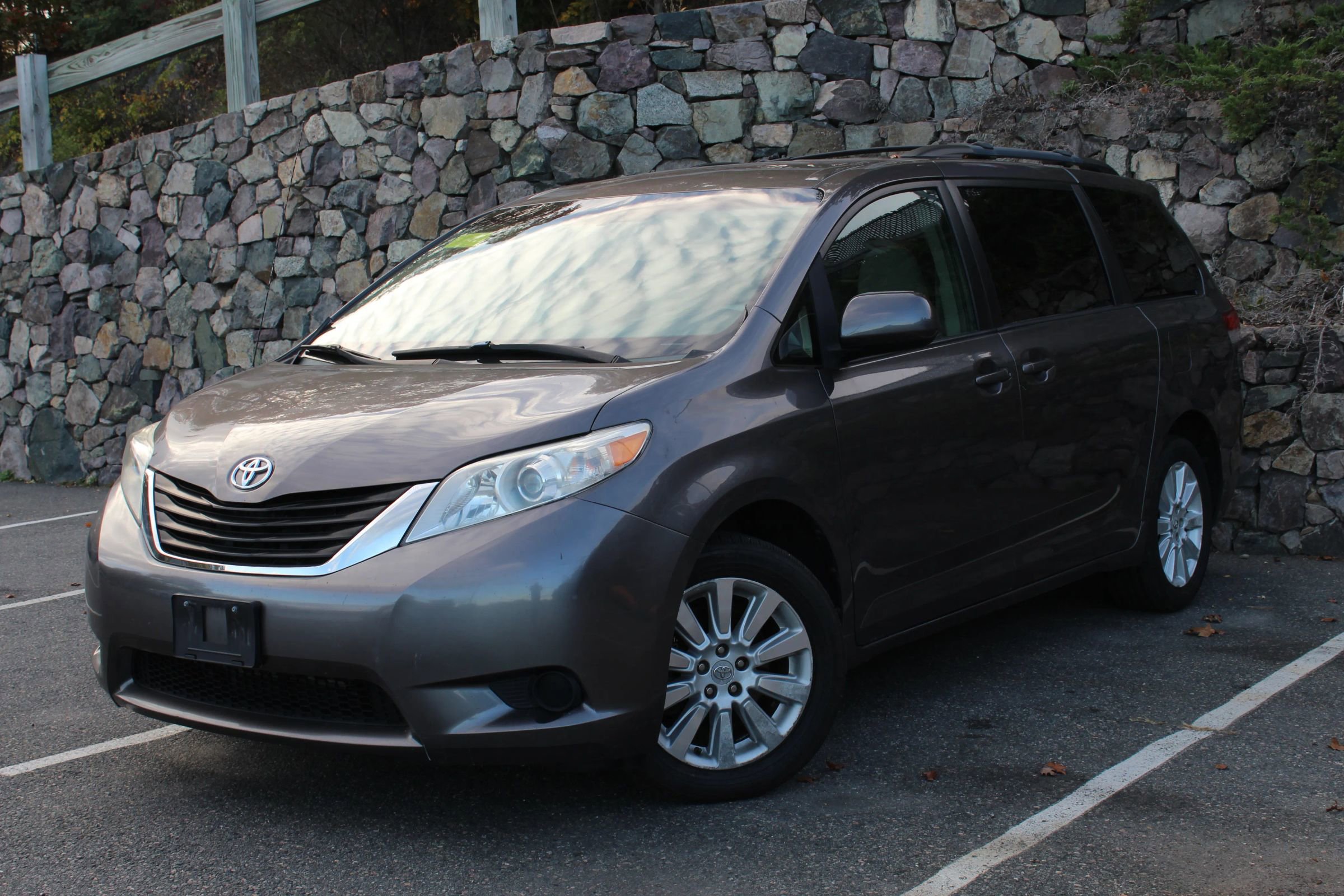 Used 2011 Toyota Sienna LE image 2