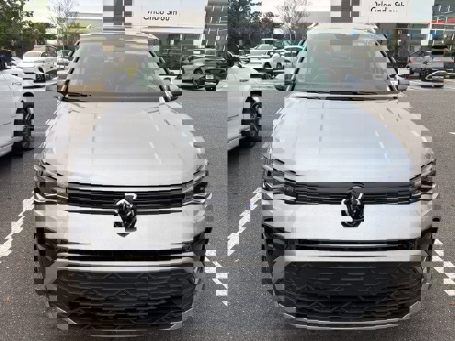 Certified 2025 Volkswagen Taos SE w/ Panoramic Sunroof Package image 2