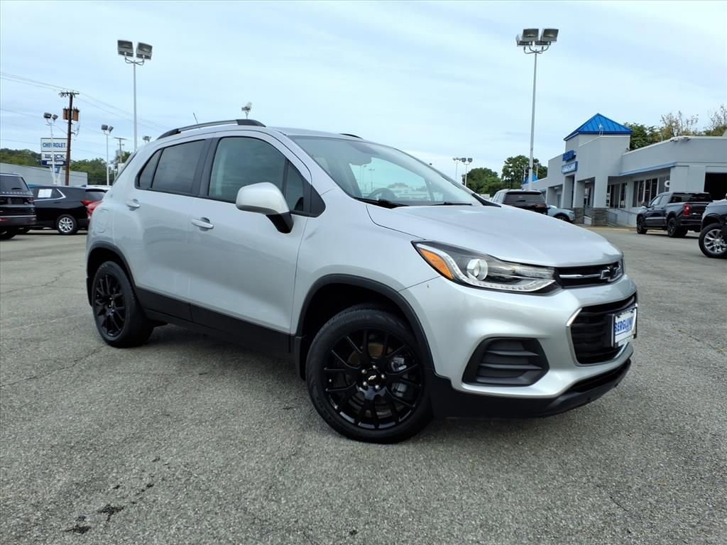 Used 2022 Chevrolet Trax LT w/ Sport Edition image 2