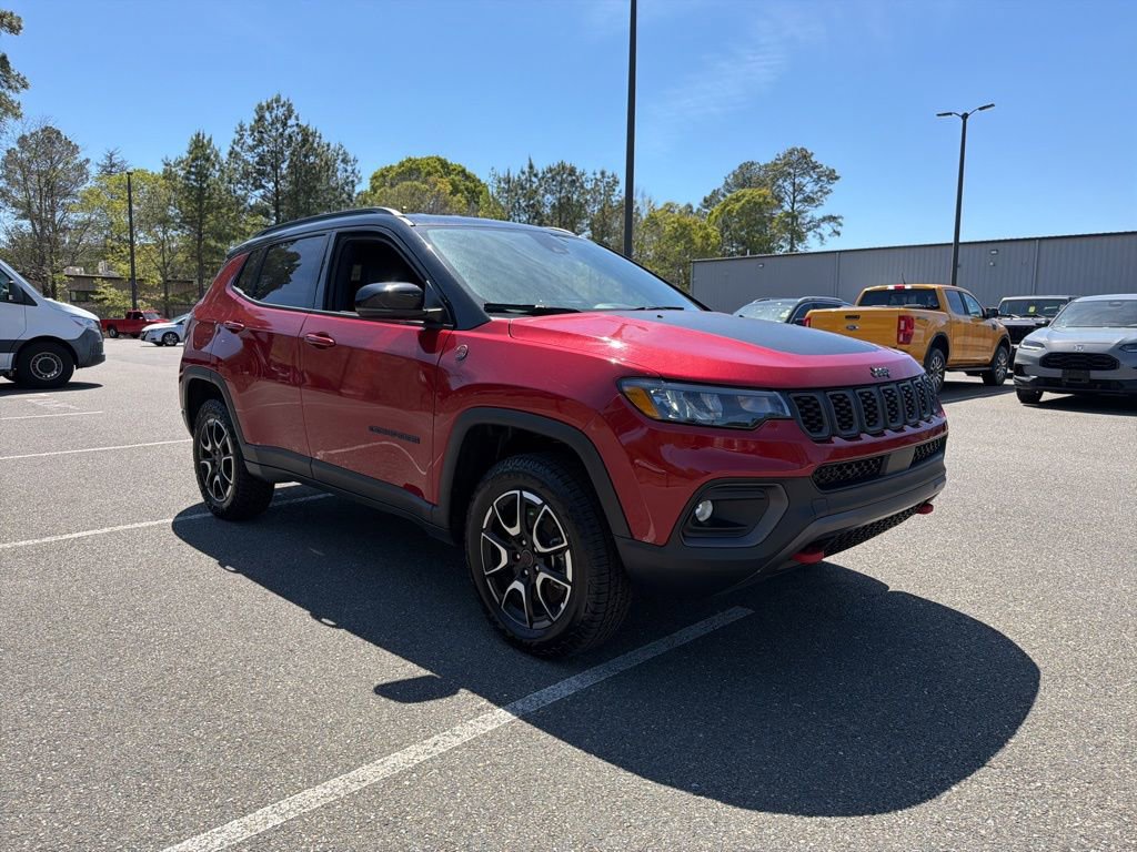 Used 2025 Jeep Compass Trailhawk AWD/4WD image 4