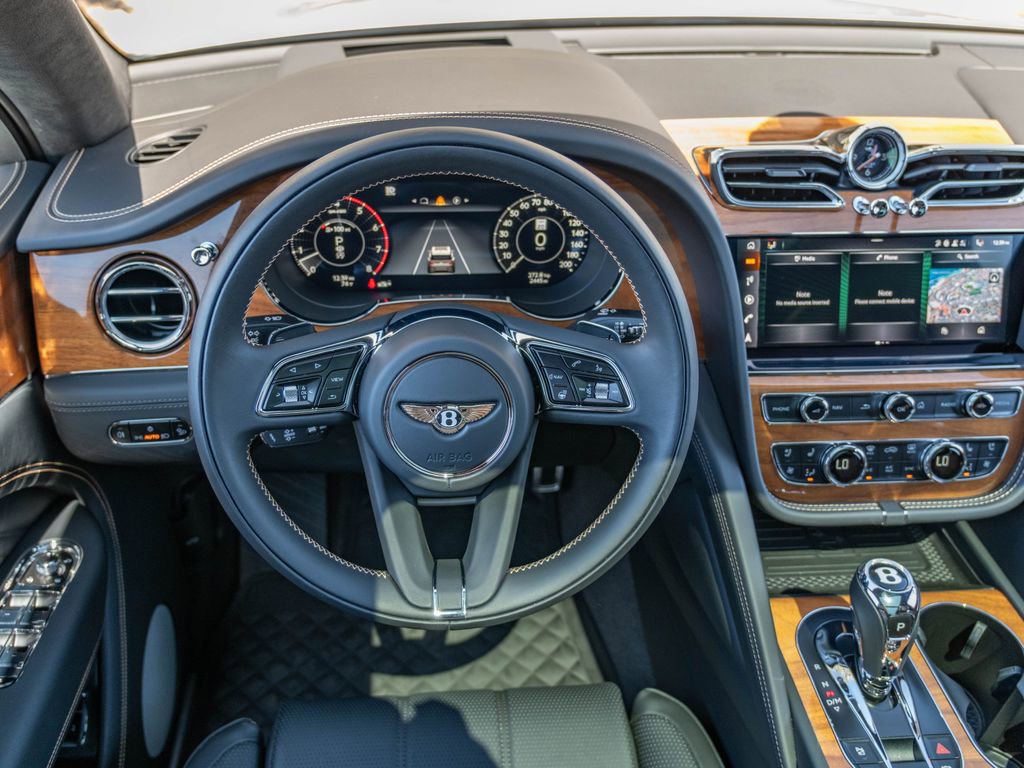 Used 2024 Bentley Bentayga AWD/4WD image 27