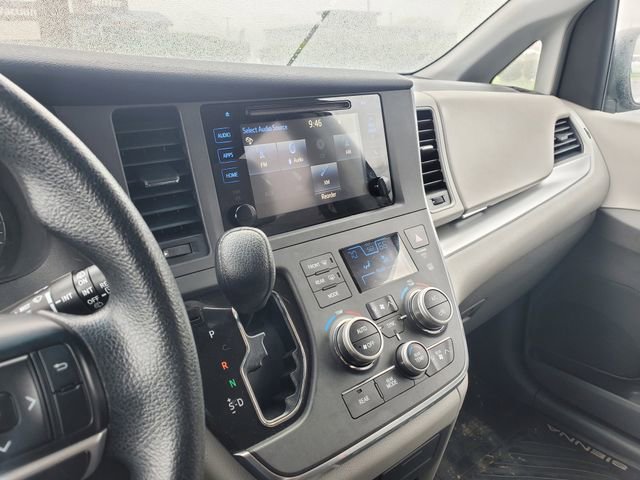 Used 2015 Toyota Sienna LE FWD image 23