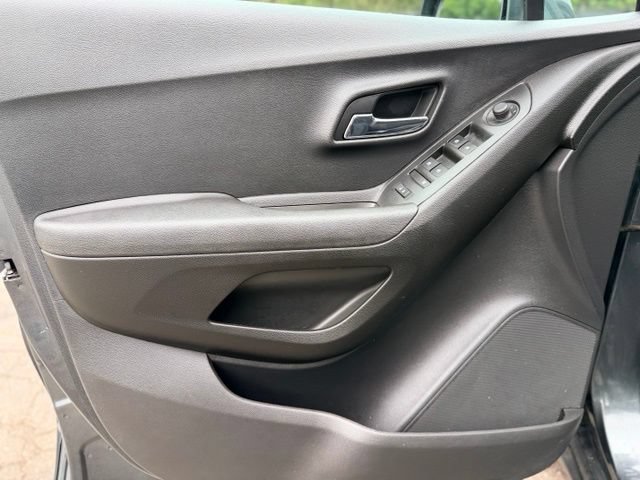 Used 2019 Chevrolet Trax LS w/ LPO, Cargo Package FWD image 16