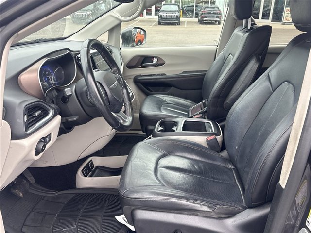Used 2018 Chrysler Pacifica Touring-L Plus FWD image 19