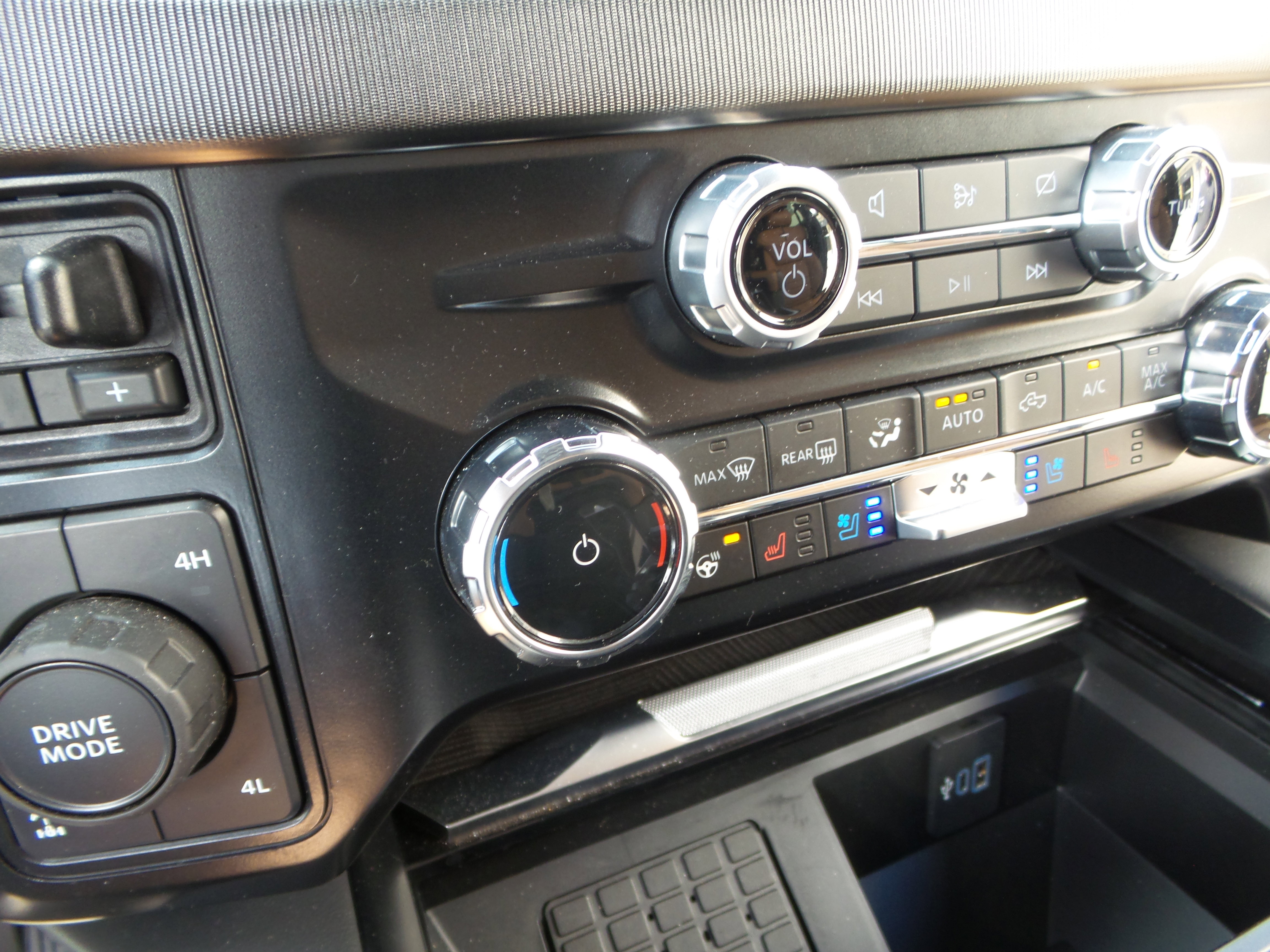 Used 2024 Ford F350 Platinum w/ FX4 Off-Road Package image 81