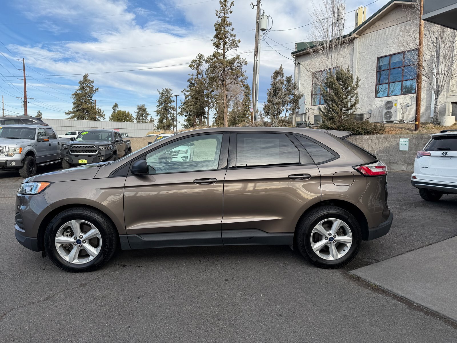 Used 2019 Ford Edge SE image 3