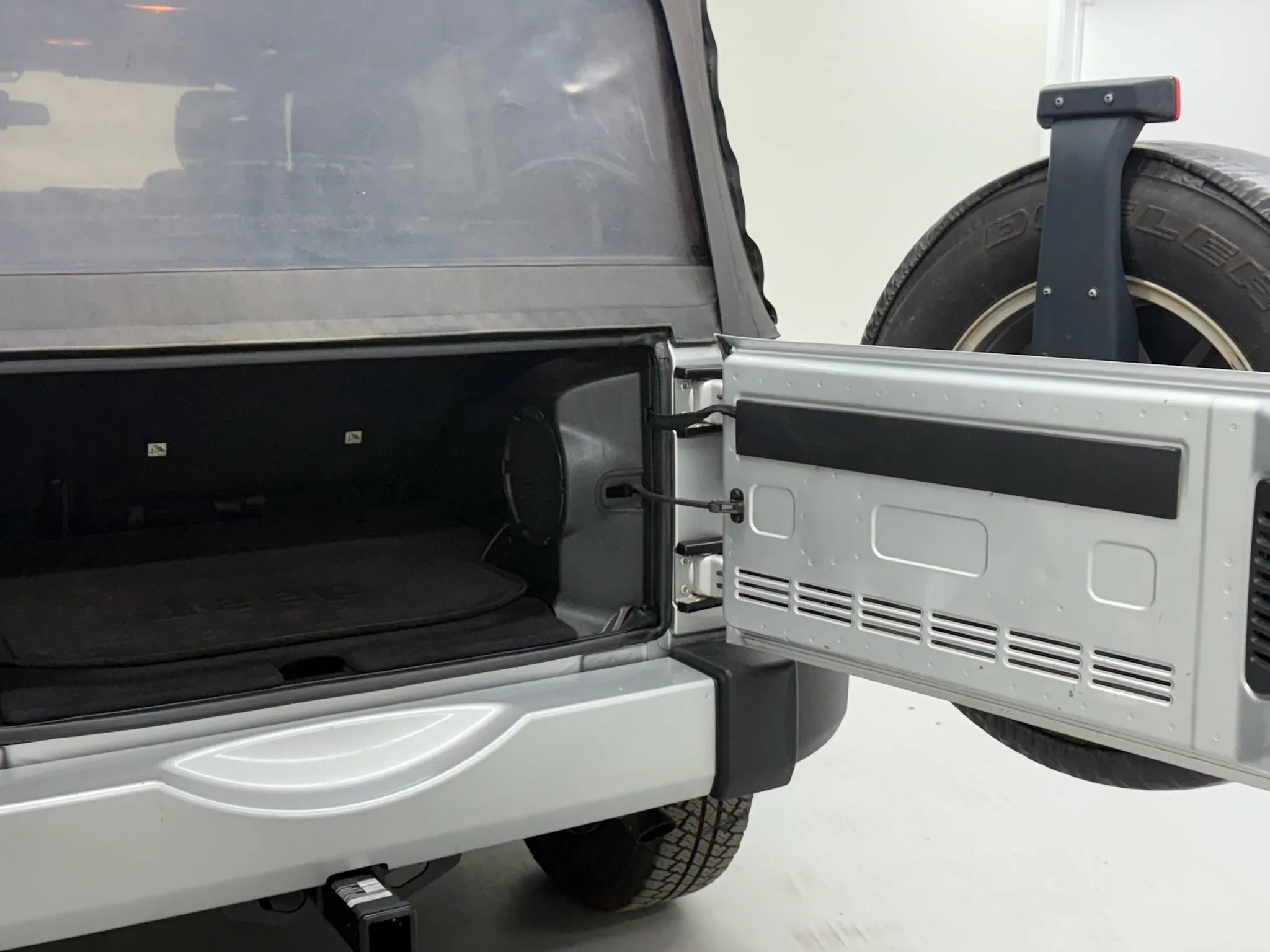 Used 2011 Jeep Wrangler Unlimited Sahara image 26