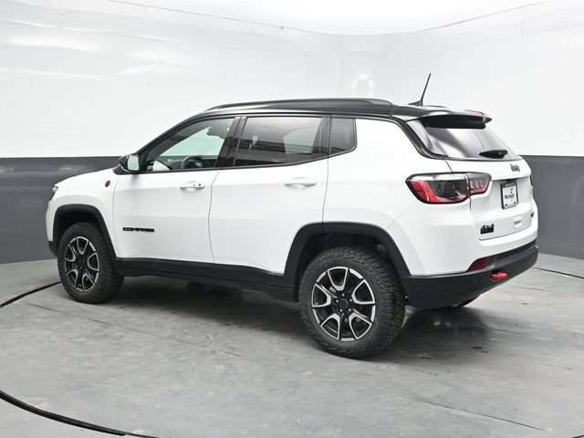 Used 2025 Jeep Compass Trailhawk AWD/4WD image 4