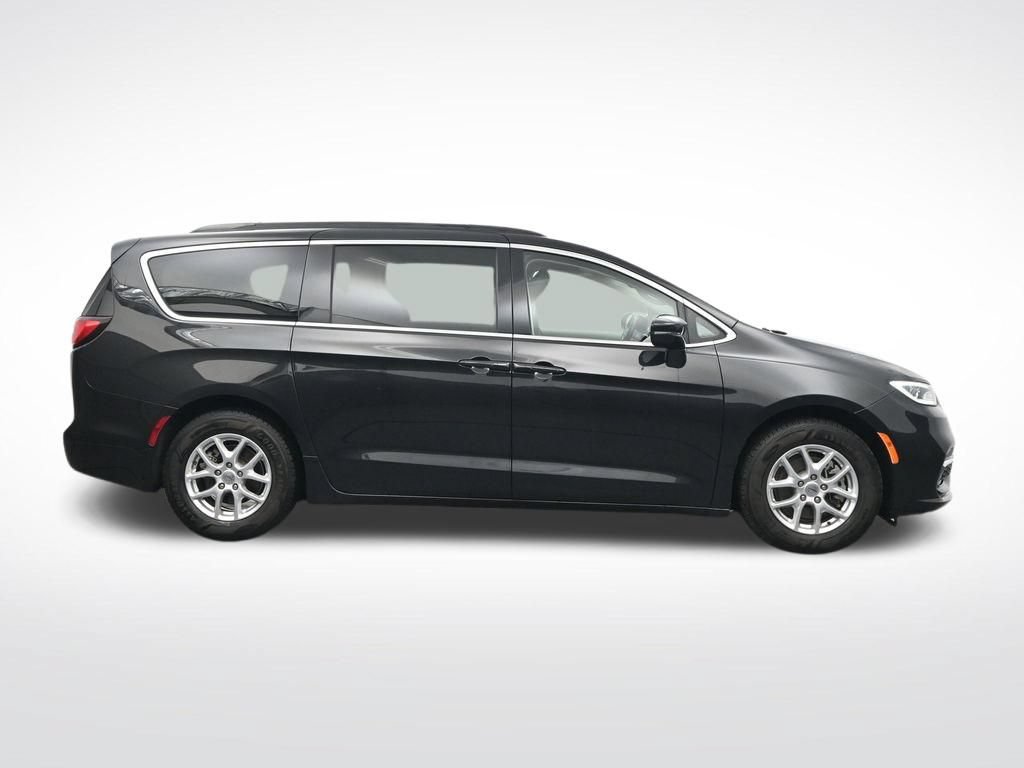 Used 2022 Chrysler Pacifica Touring-L FWD image 4