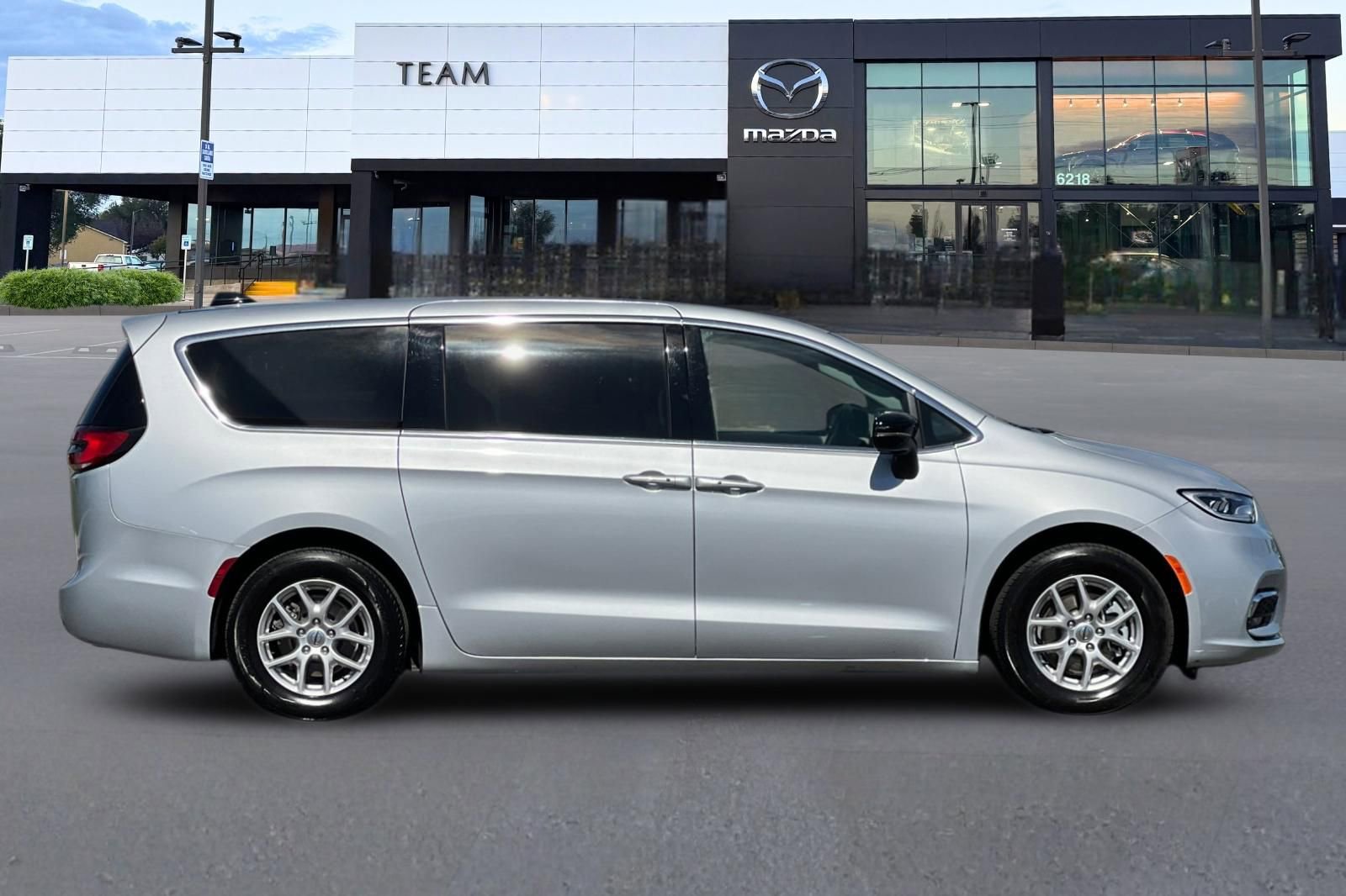 Used 2024 Chrysler Pacifica Touring-L FWD image 3
