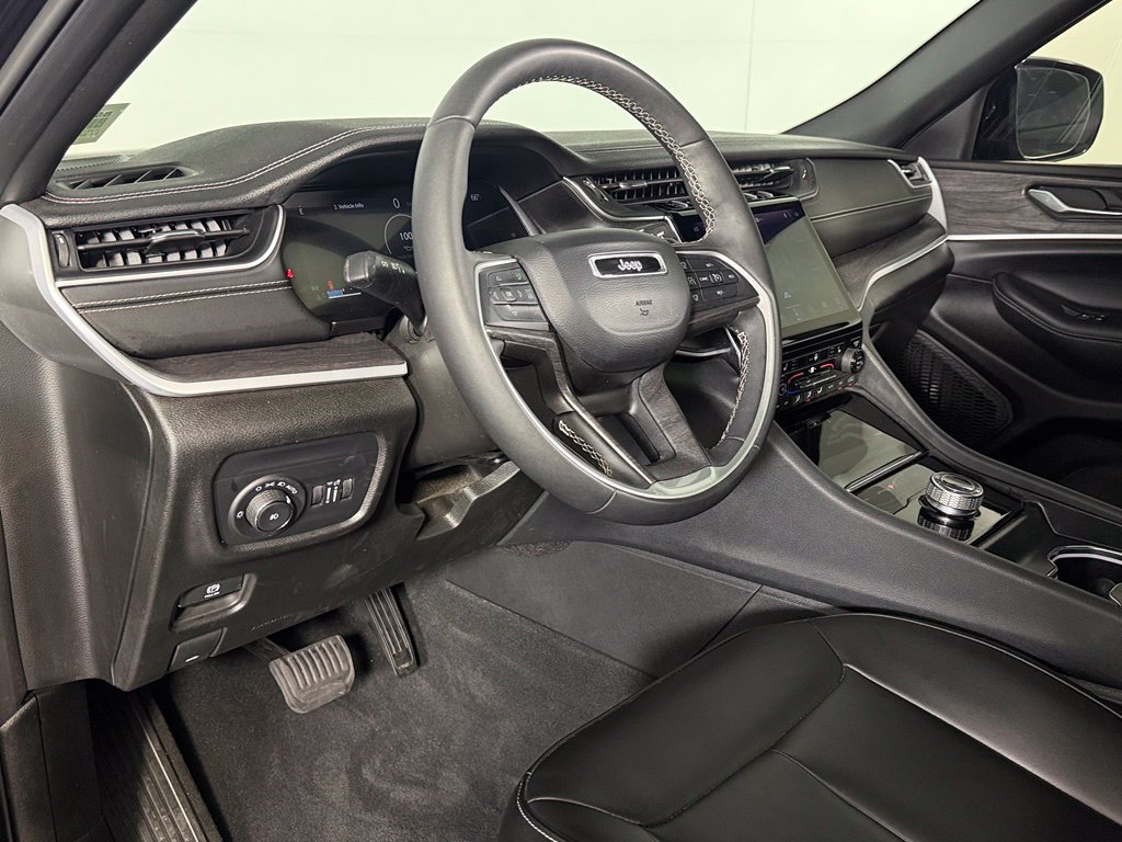 Used 2025 Jeep Grand Cherokee L Limited w/ Black Appearance Package RWD image 12