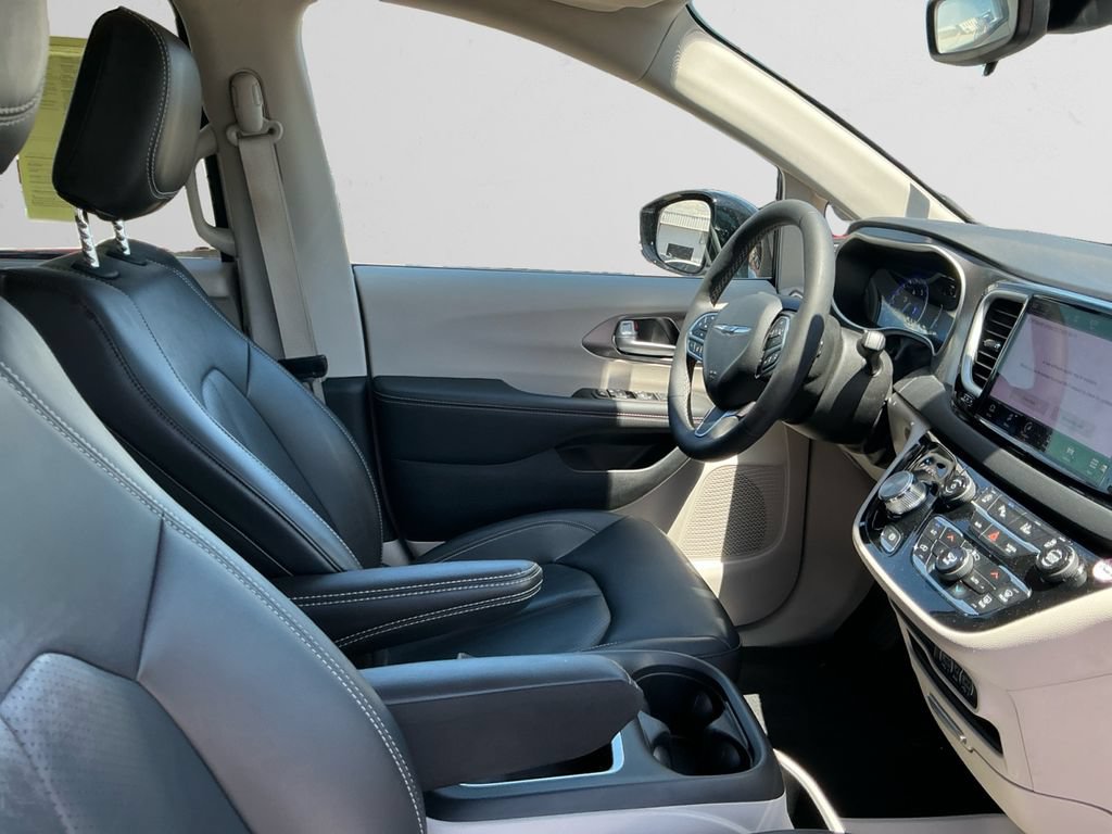 Used 2024 Chrysler Pacifica Touring-L FWD image 15