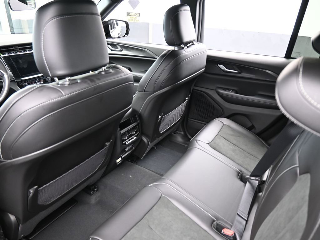 New 2025 Jeep Grand Cherokee Altitude image 28