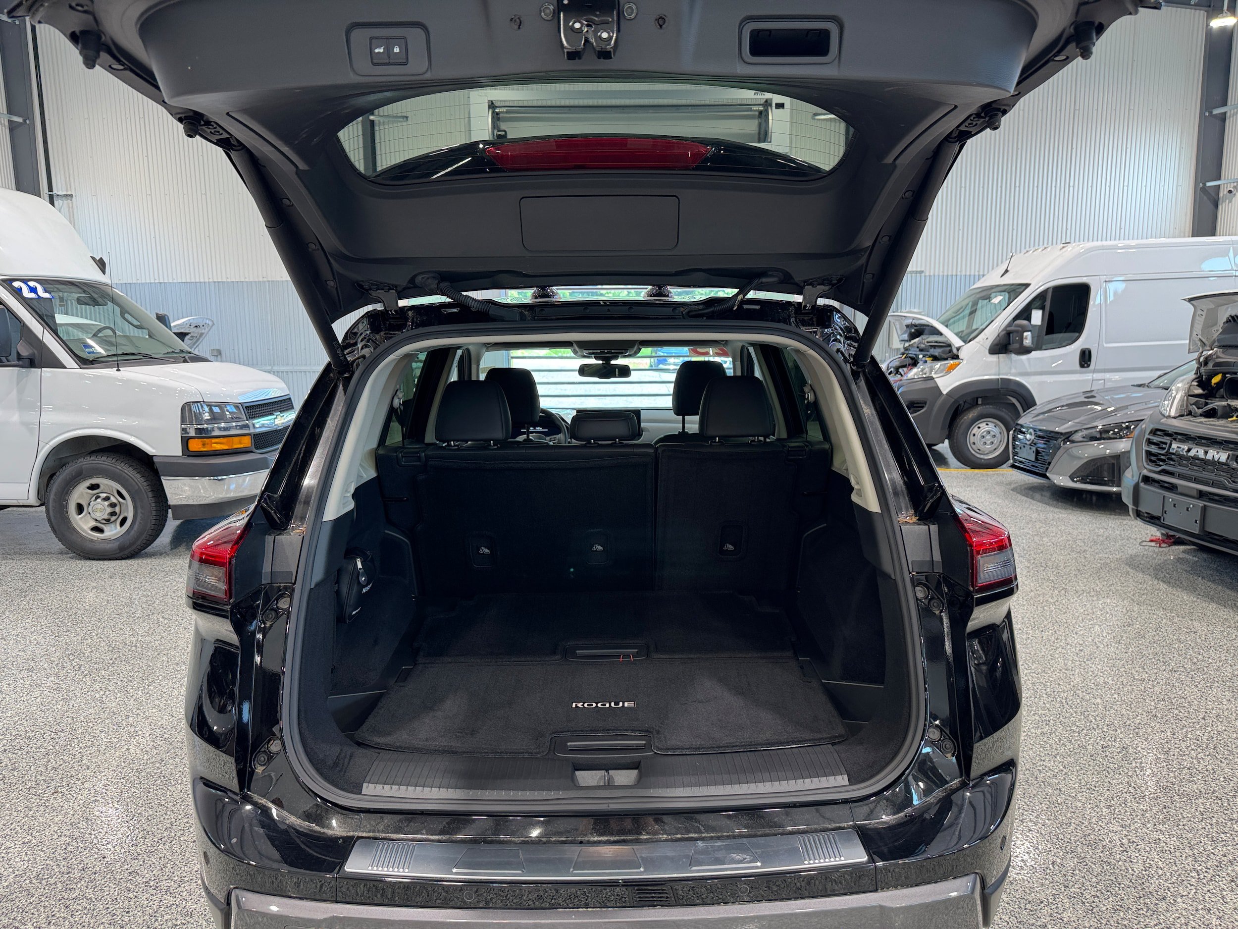 Used 2025 Nissan Rogue SL w/ Tech Package AWD/4WD image 7