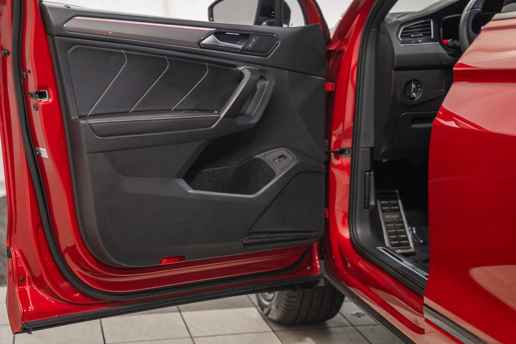 Used 2024 Volkswagen Tiguan SE R-Line image 39