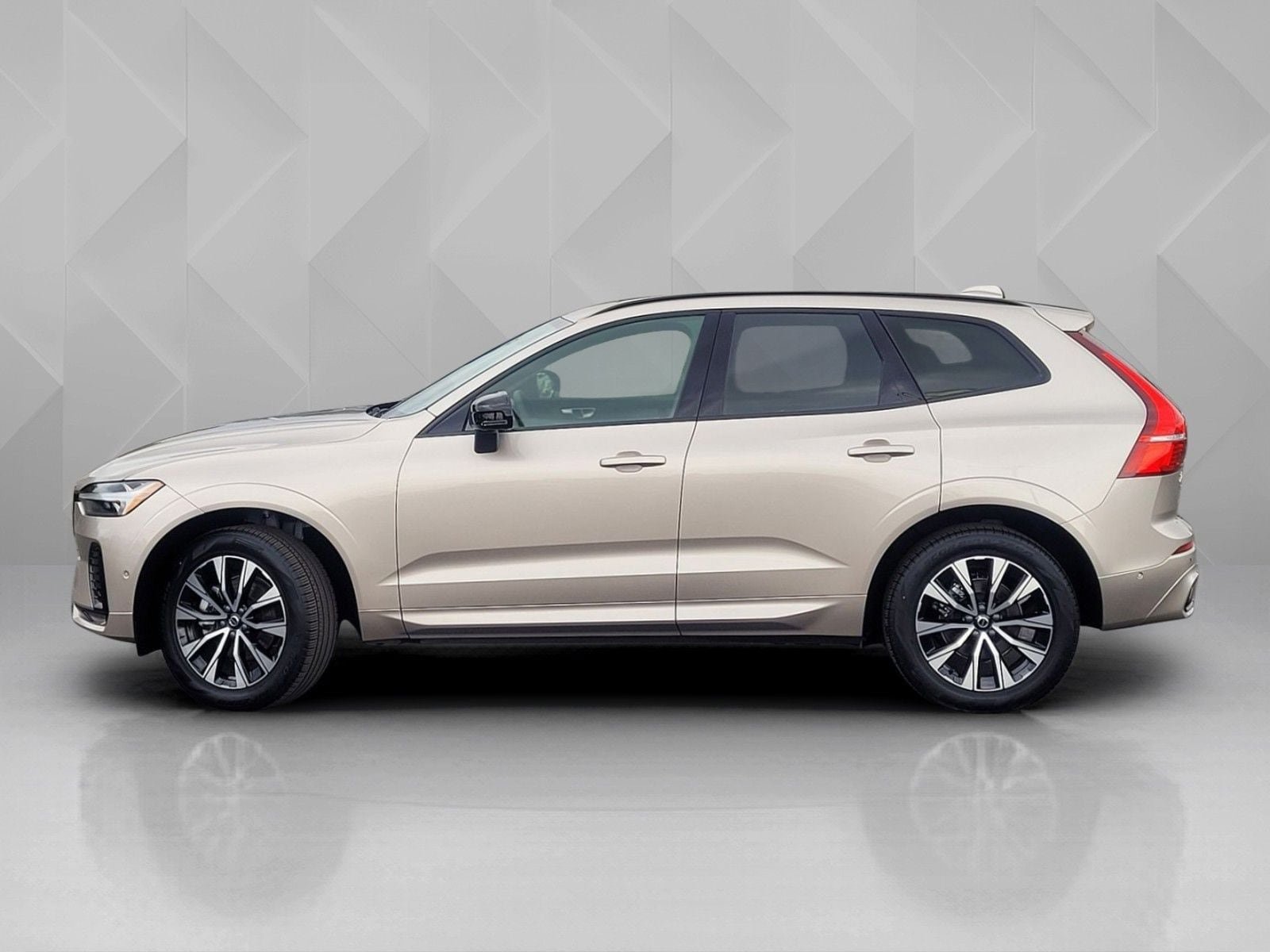 Used 2025 Volvo XC60 B5 Plus AWD/4WD image 4