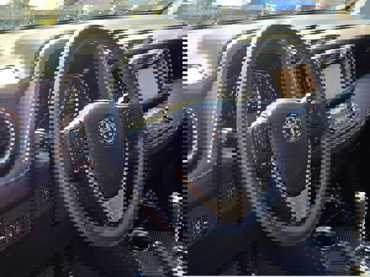 Used 2015 Toyota RAV4 Limited image 17