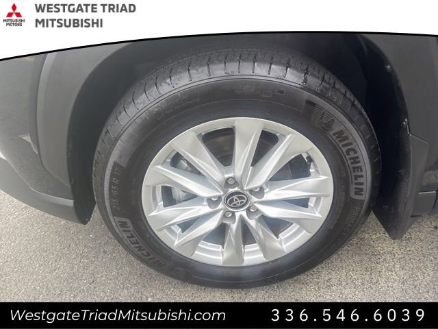 Used 2024 Toyota Corolla Cross LE w/ Moonroof Package FWD image 4