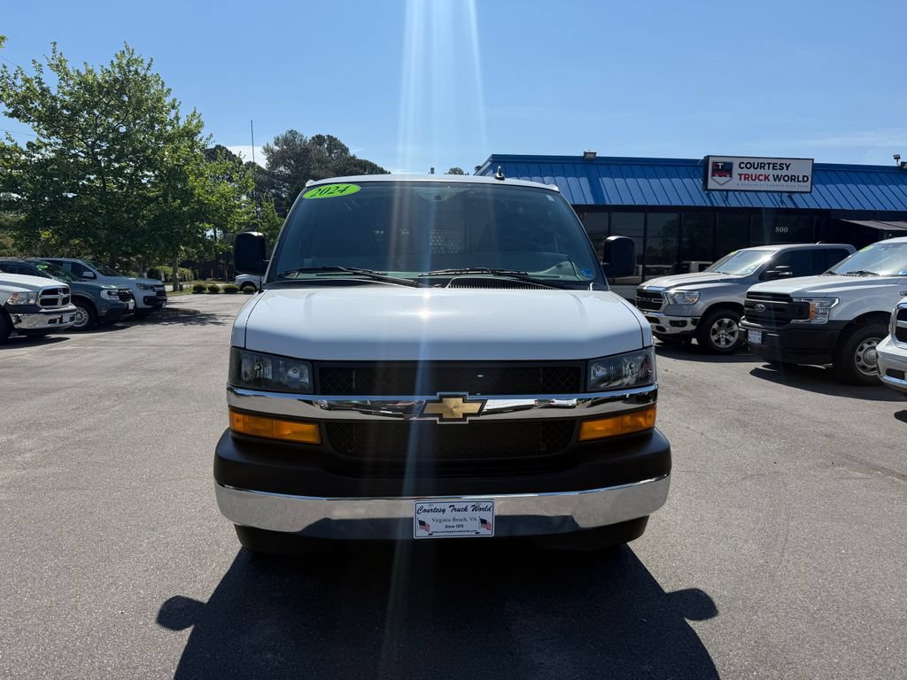 Used 2024 Chevrolet Express 2500 w/ Driver Convenience Package RWD image 5