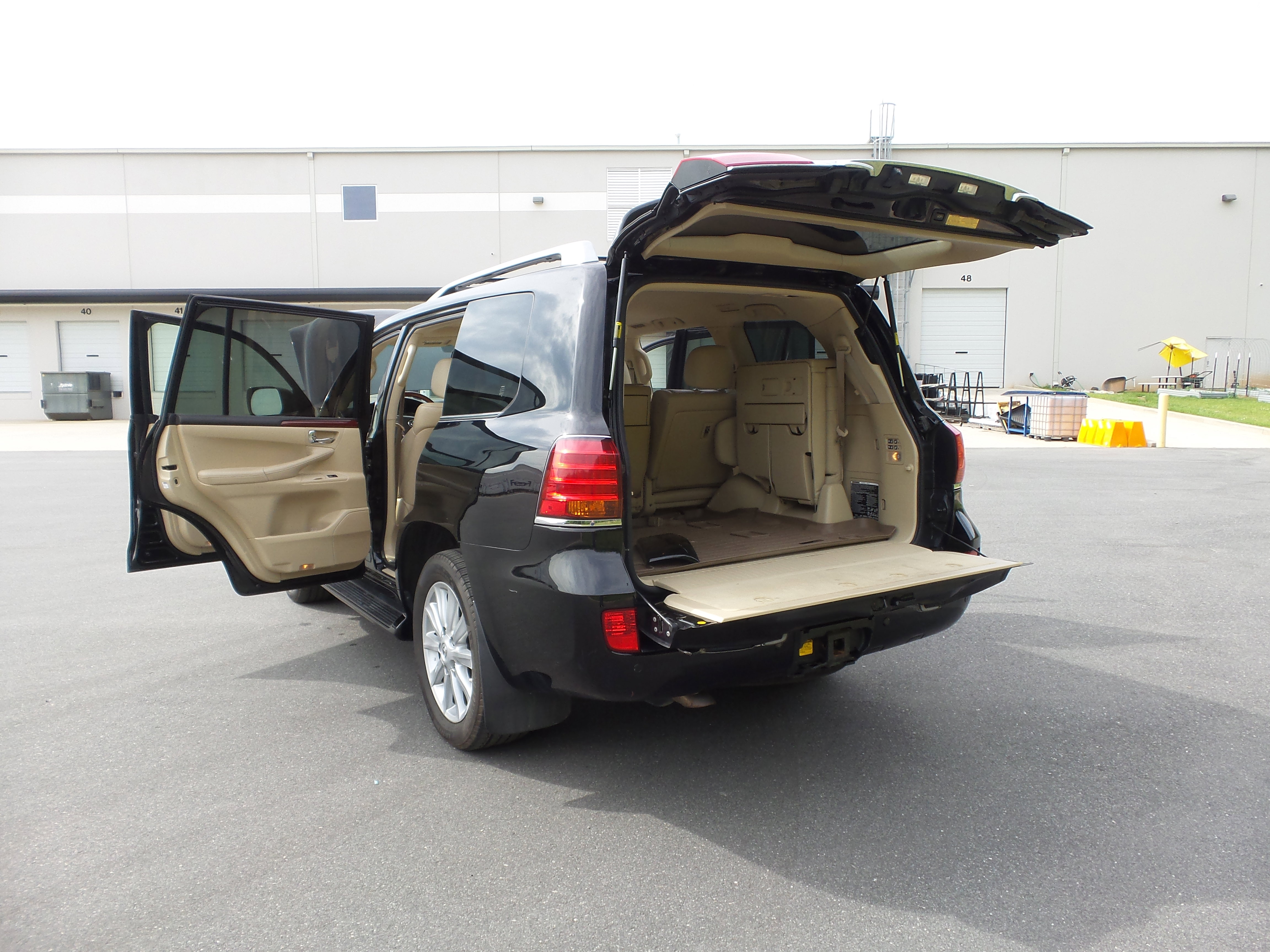 Used 2011 Lexus LX 570 4WD image 76