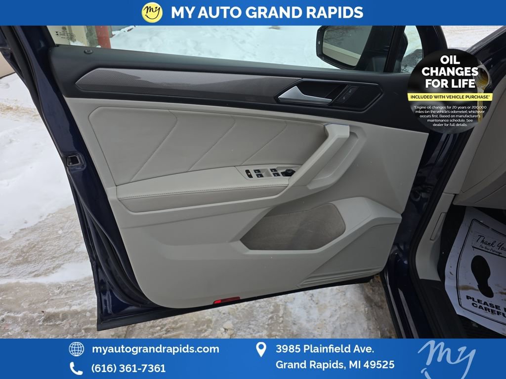 Used 2023 Volkswagen Tiguan SE w/ Panoramic Sunroof Package image 11