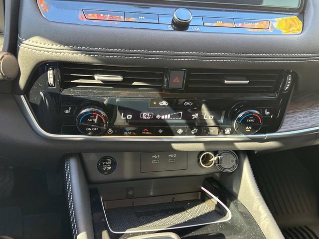 Used 2025 Nissan Rogue Platinum w/ Tech Package image 37