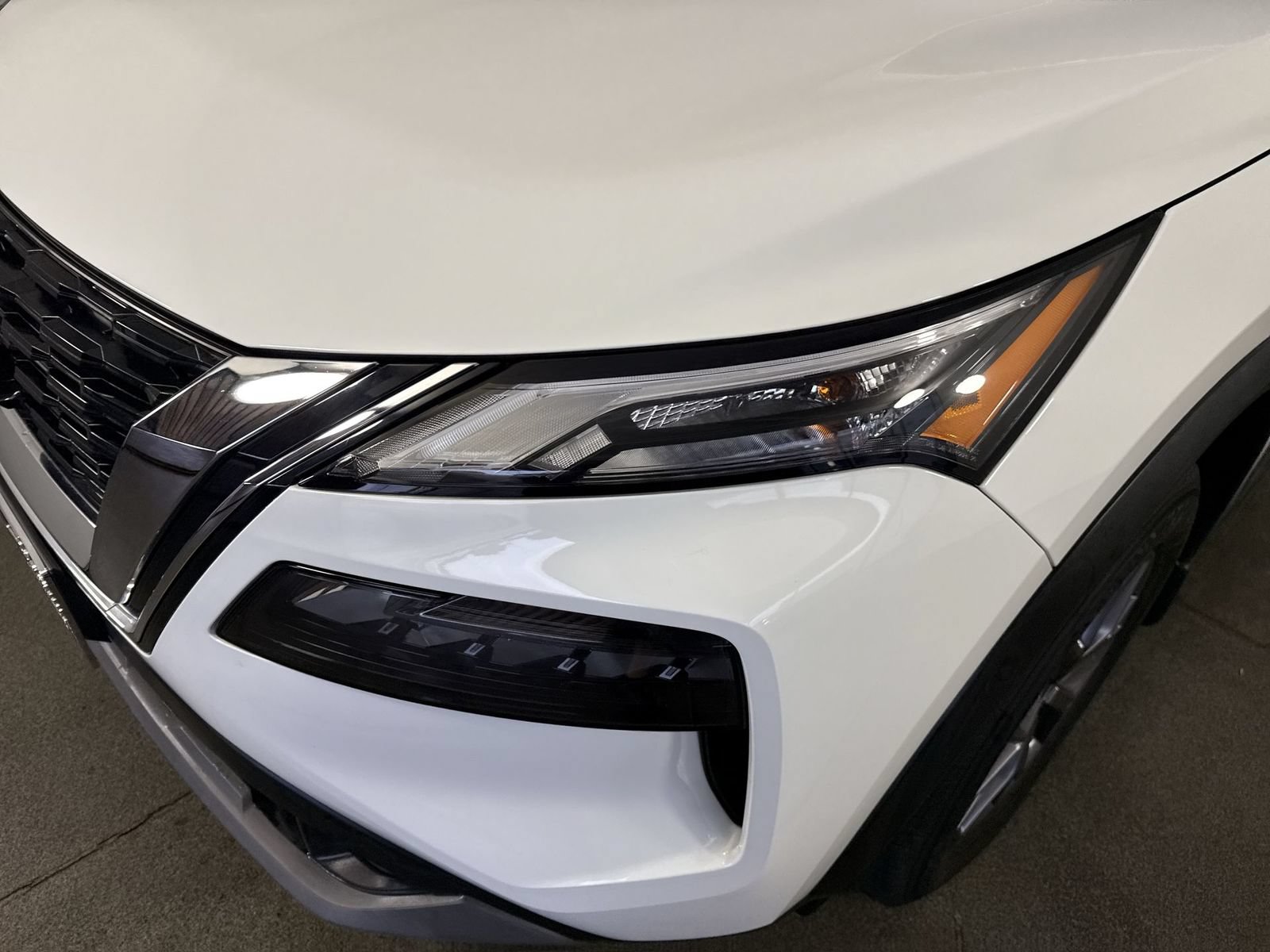 Used 2023 Nissan Rogue S AWD/4WD image 27