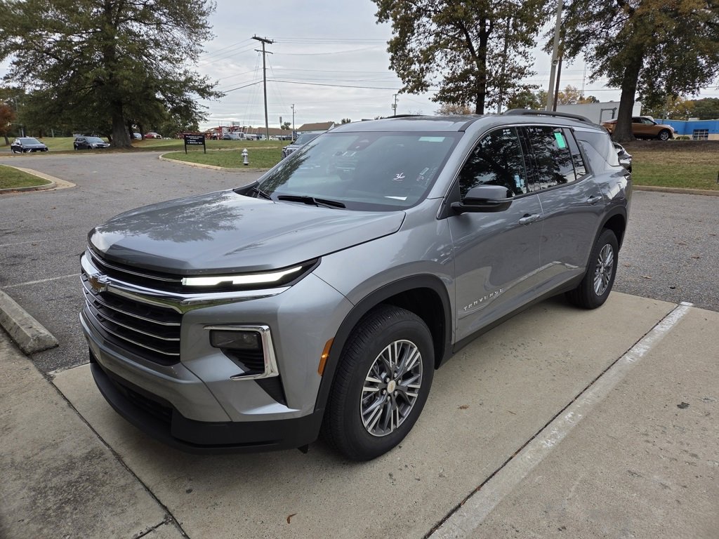 Used 2025 Chevrolet Traverse LT