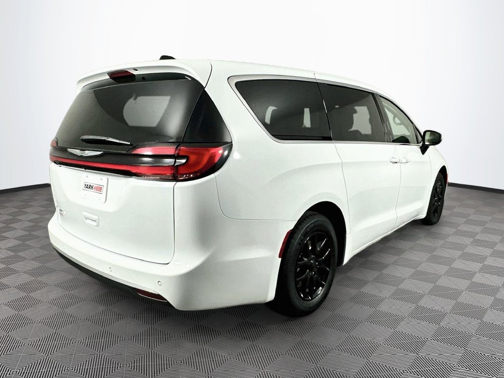 Certified 2023 Chrysler Pacifica Touring-L FWD image 11