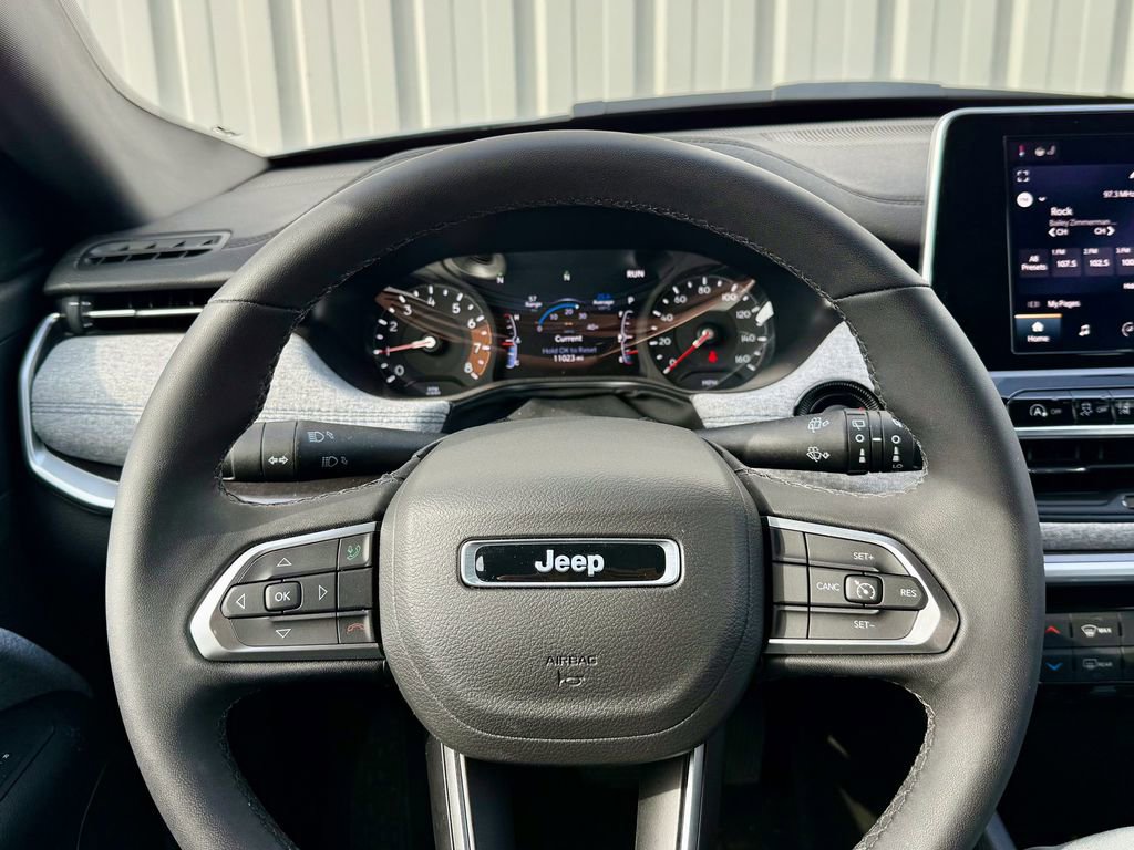 Used 2025 Jeep Compass Latitude image 18
