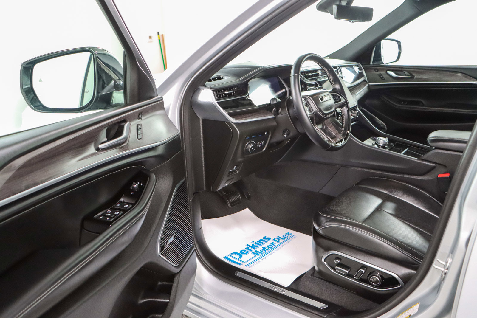 Used 2022 Jeep Grand Cherokee Overland w/ Advanced Protech Group III image 3