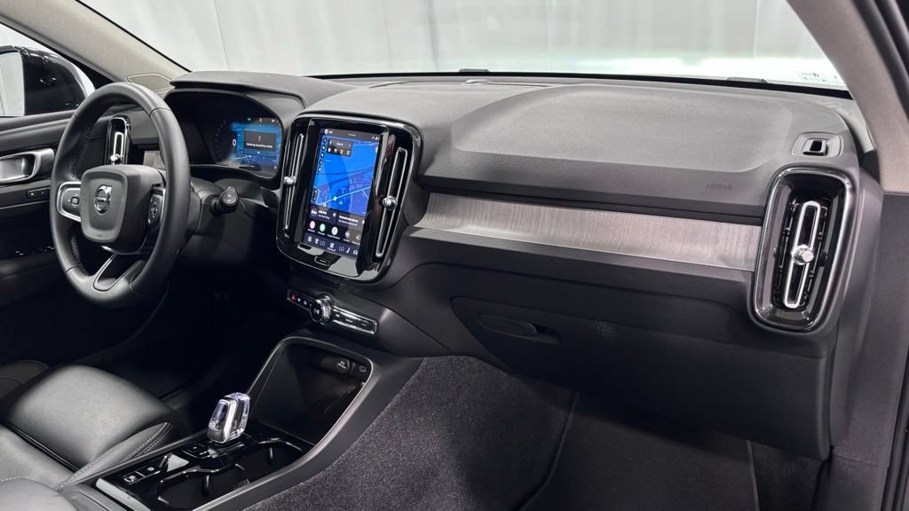Certified 2026 Volvo XC40 B5 Plus AWD/4WD image 17