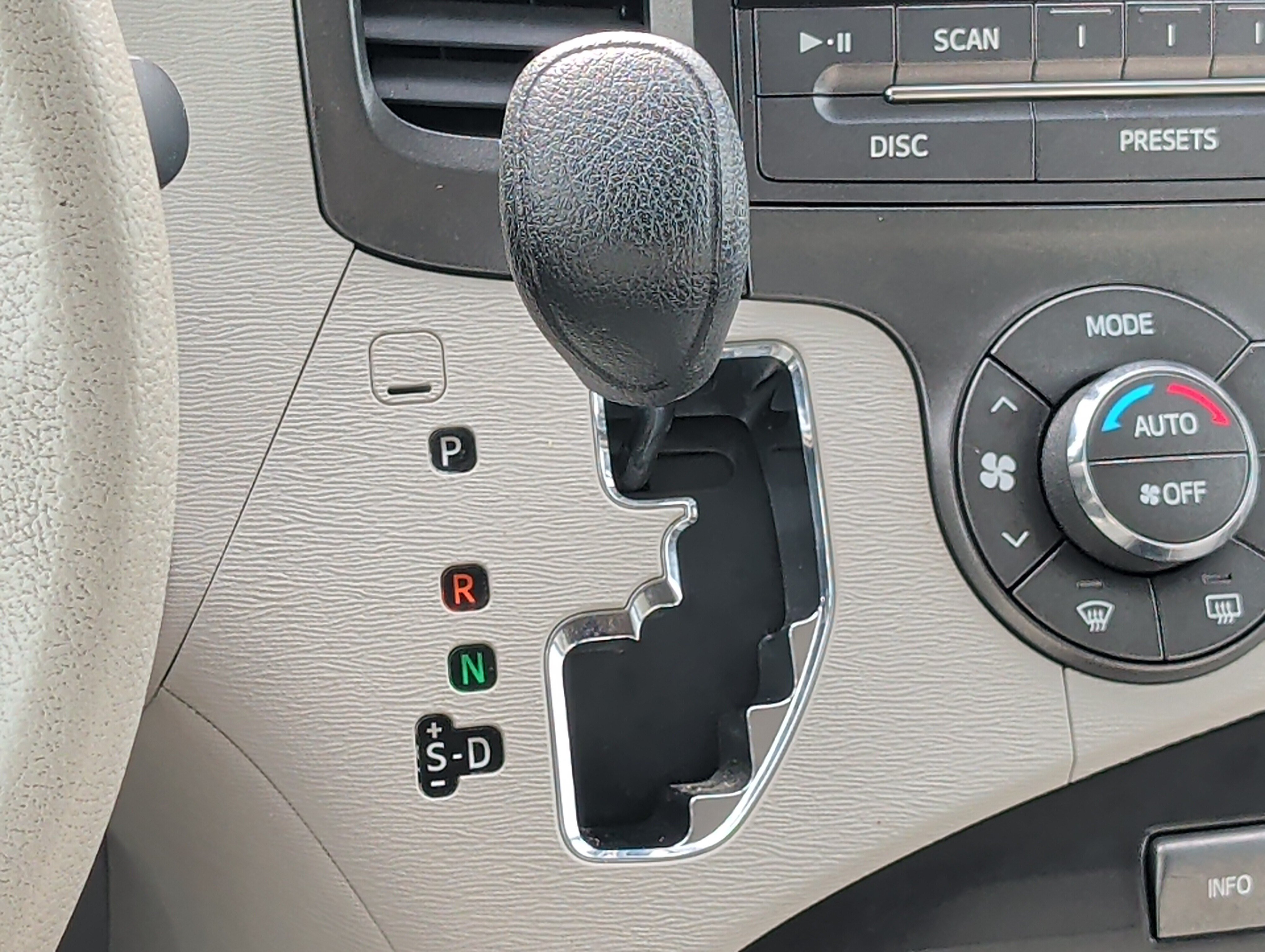 Used 2013 Toyota Sienna LE w/ Towing Pkg AWD/4WD image 27