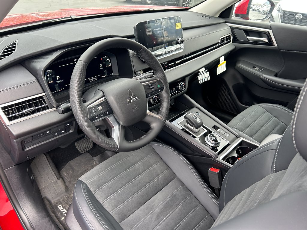 Used 2025 Mitsubishi Outlander 4WD Plug-In Hybrid image 25