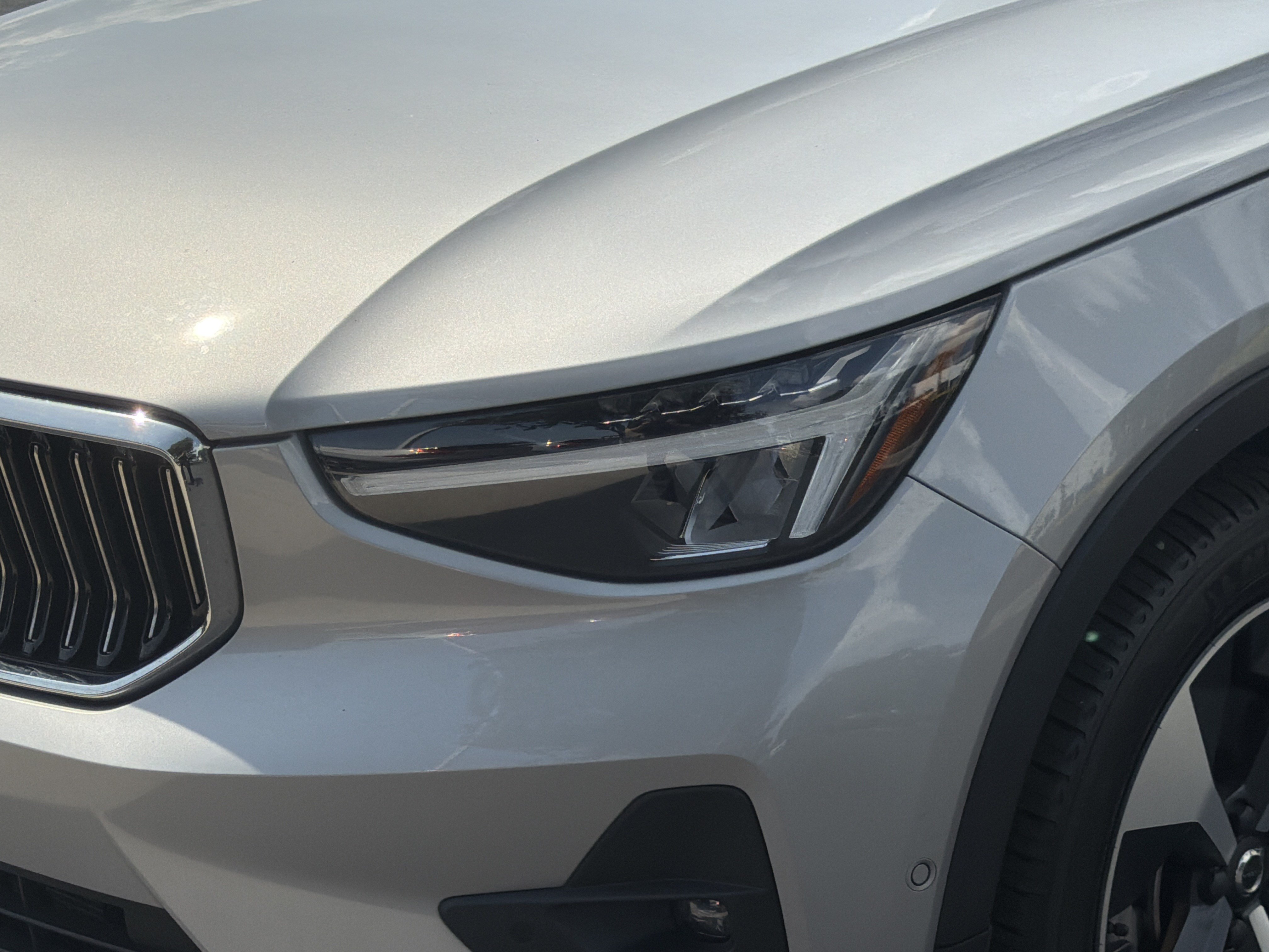 Certified 2023 Volvo XC40 B4 Plus w/ Driver Assist Package FWD image 6