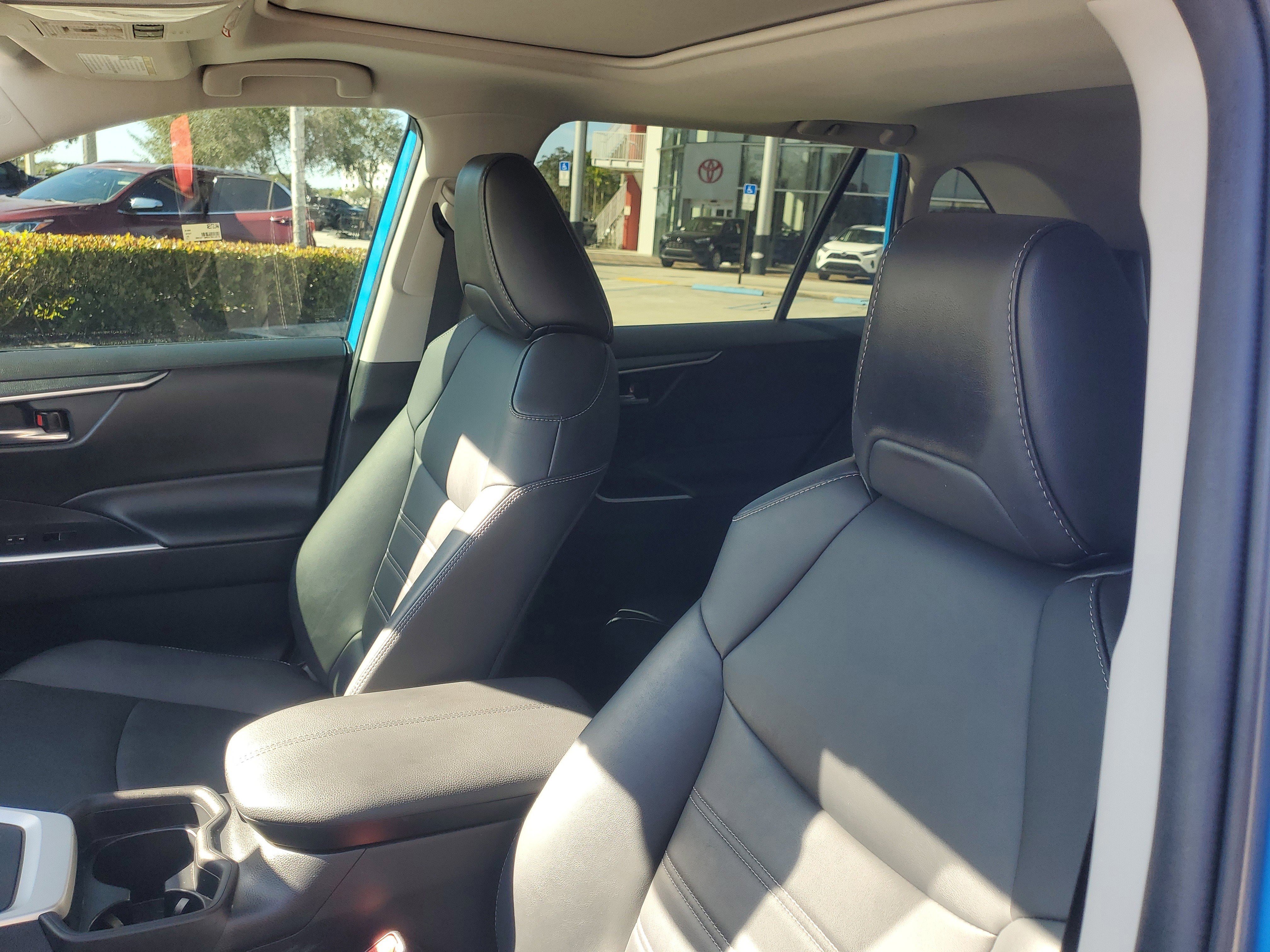 Used 2021 Toyota RAV4 XLE Premium image 18