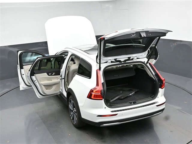 Used 2024 Volvo V60 B5 Cross Country Plus image 51